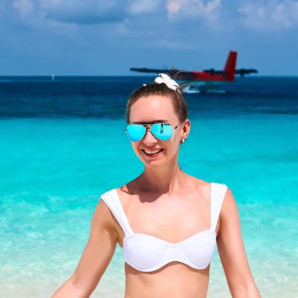 Mujer en la playa . — Foto de Stock