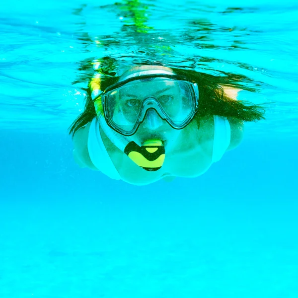 Kvinna med mask snorkling — Stockfoto