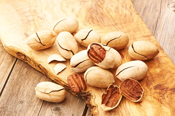 Pekanové ořechy na dřevěný stůl — Stock fotografie