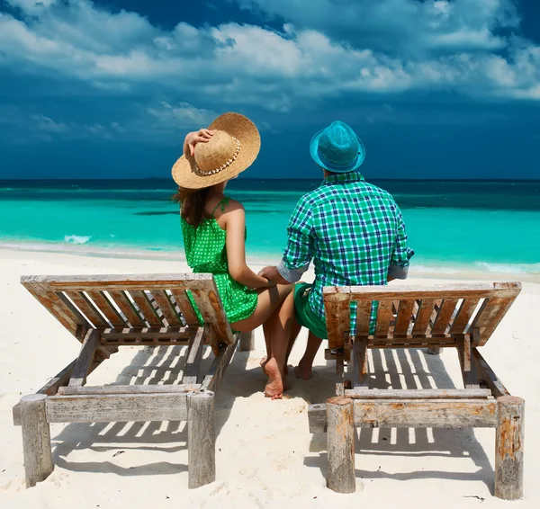 Pareja en la playa en Maldivas —  Fotos de Stock