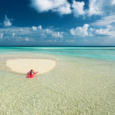 kadın şişme yatak üzerinde rahatlatıcı