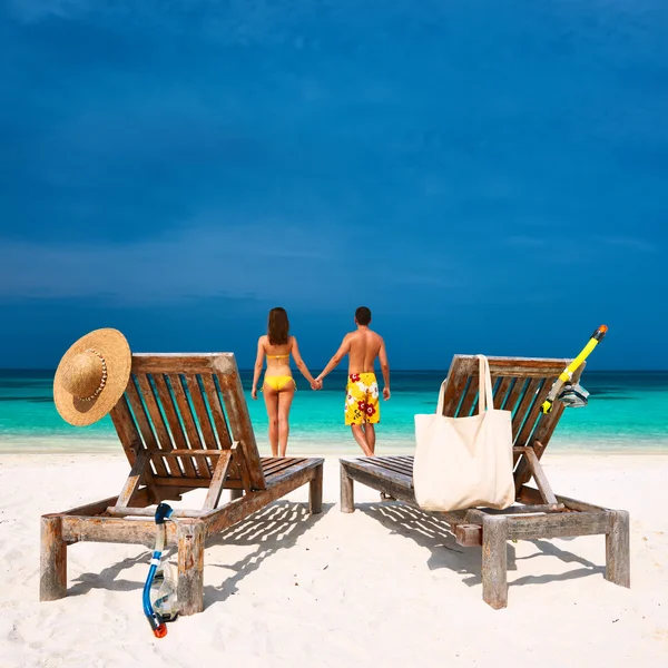 Pareja en la playa en Maldivas — Foto de Stock