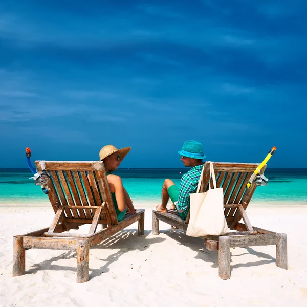 Paar ontspannen op het strand — Stockfoto