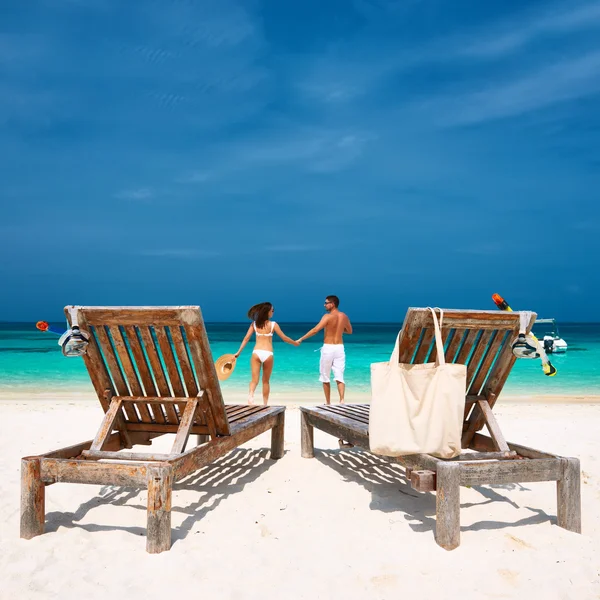 Paar lopen op het strand — Stockfoto