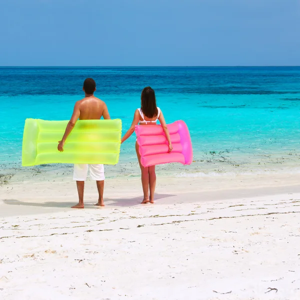 Casal com jangadas infláveis — Fotografia de Stock