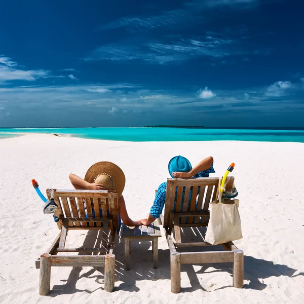 Casal relaxar na praia — Fotografia de Stock