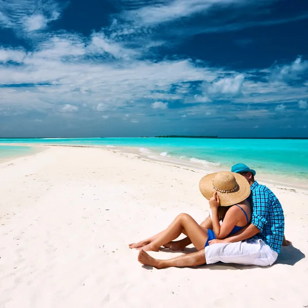 Casal na praia em Maldivas — Fotografia de Stock