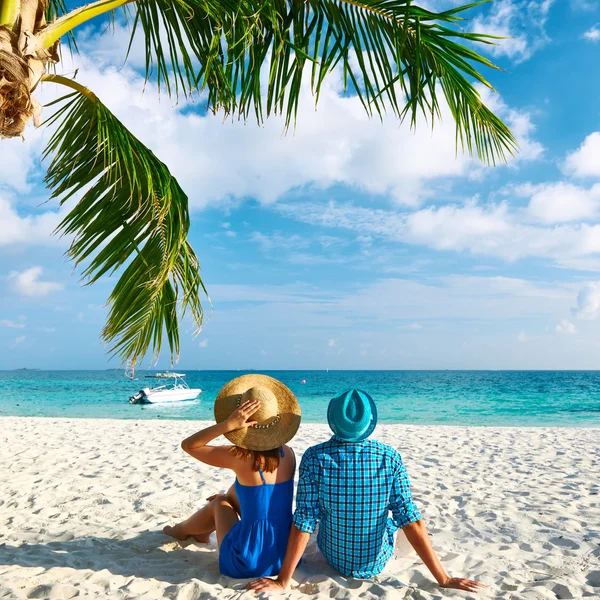 Coppia sulla spiaggia alle Maldive — Foto Stock