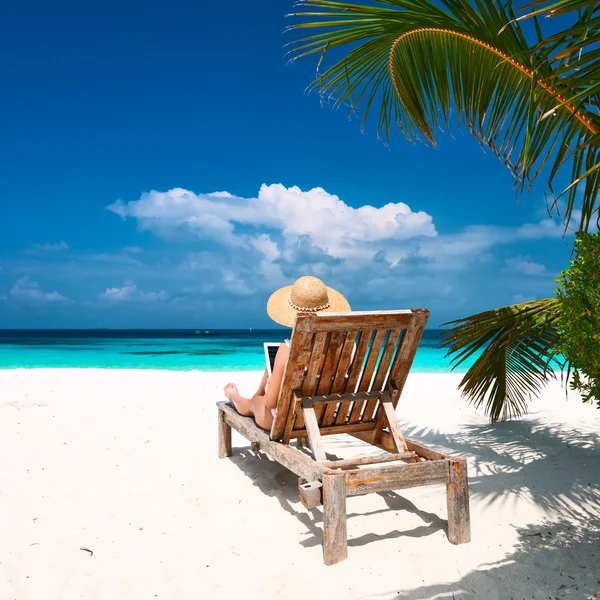 Frau mit Tablet am Strand — Stockfoto