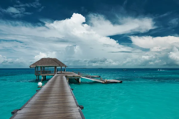 Praia bonita com bungalows de água — Fotografia de Stock