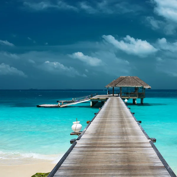 Praia bonita com bungalows de água — Fotografia de Stock