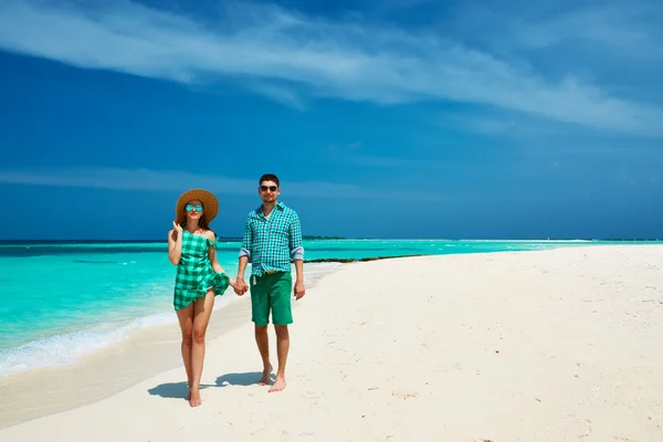 Koppel op strand op de Malediven — Stockfoto