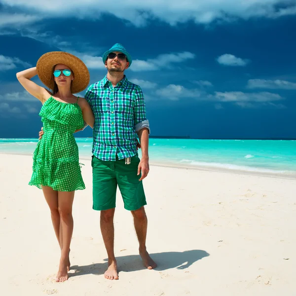 Pareja en la playa en Maldivas — Foto de Stock