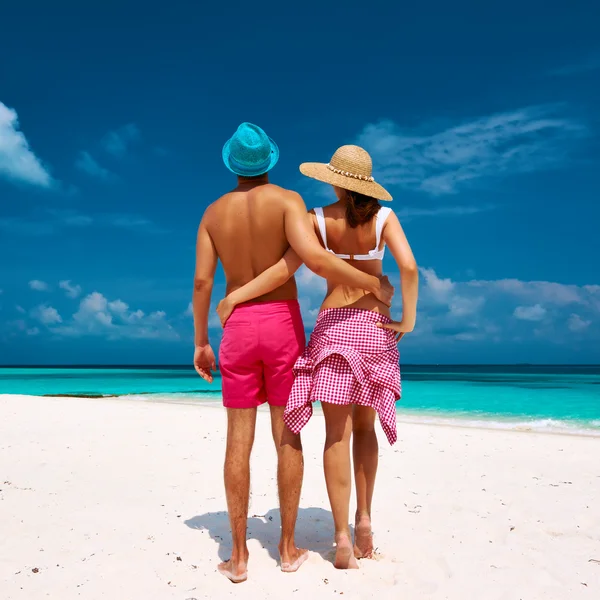 Coppia sulla spiaggia alle Maldive — Foto Stock