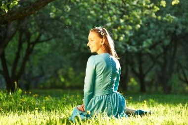 Kadın elma çiçekleri arasında
