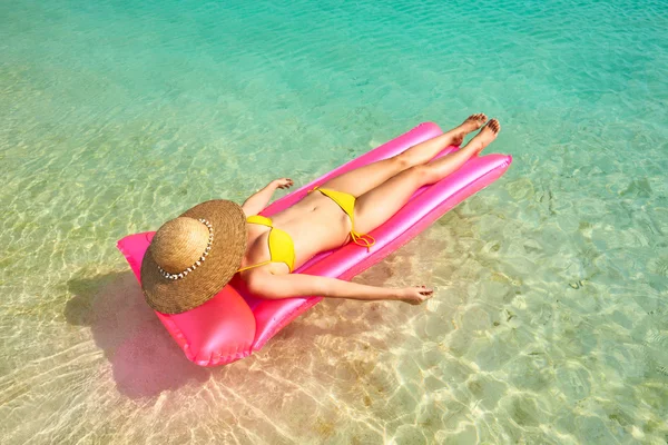 Mujer relajándose en colchón inflable —  Fotos de Stock