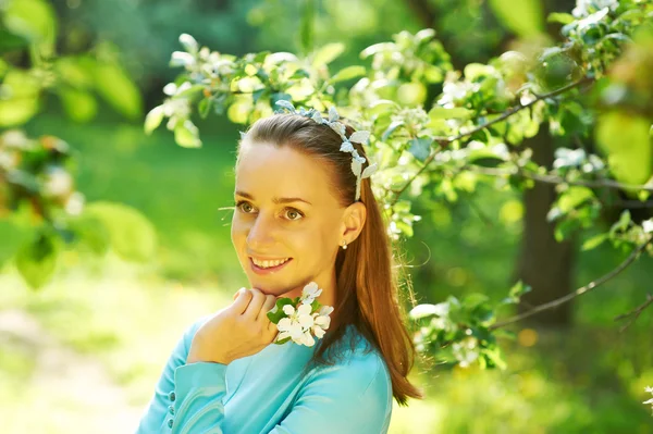 Femme parmi les fleurs de pomme — Photo