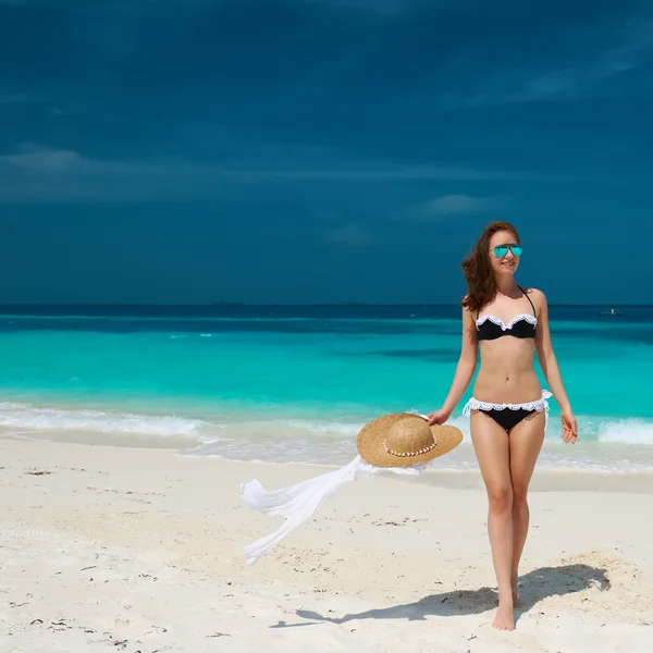 Donna sulla spiaggia tropicale — Foto Stock