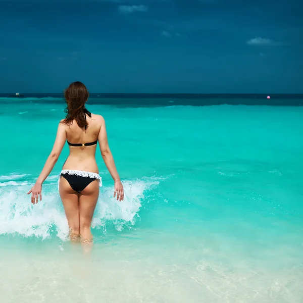Woman at  tropical beach — Stock Photo, Image