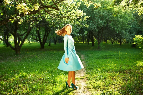 Žena mezi jabloňové květy — Stock fotografie