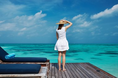 kadın bir plaj iskele üzerinde