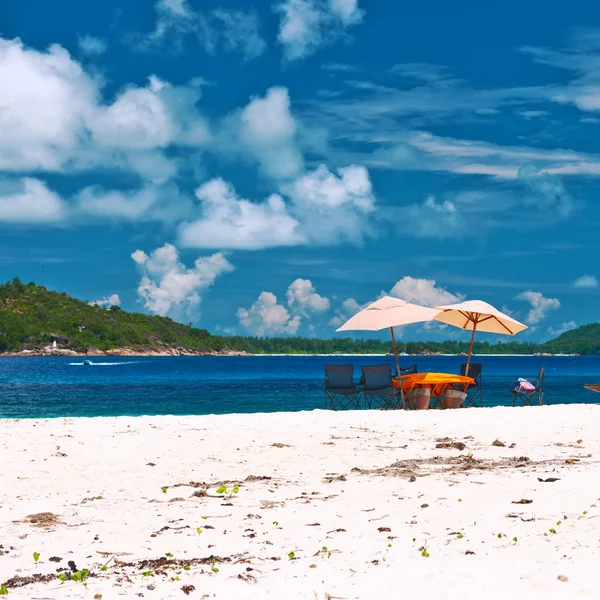 Picknicktisch und Stühle am Strand — Stockfoto