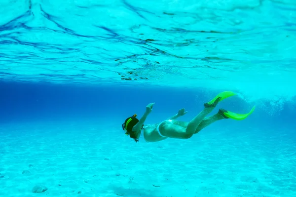 Vrouw met masker snorkelen — Stockfoto