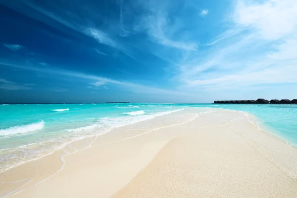 Strand met sandspit — Stockfoto