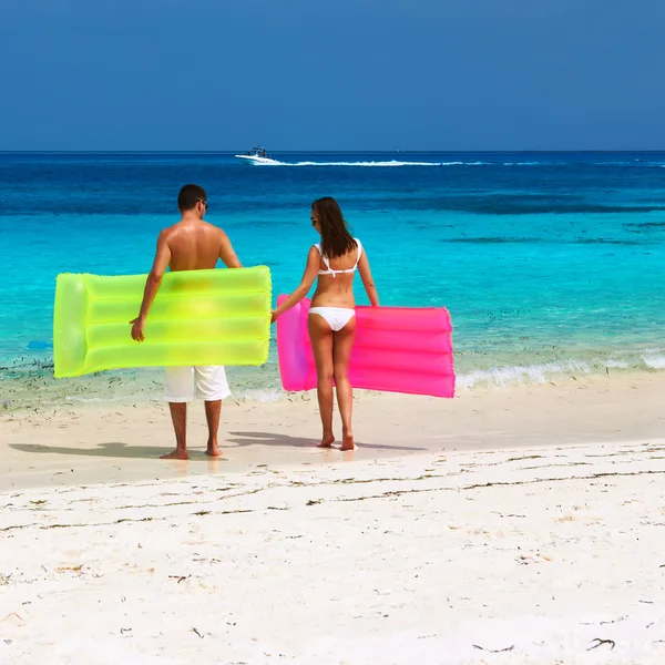 Casal em uma praia tropical — Fotografia de Stock