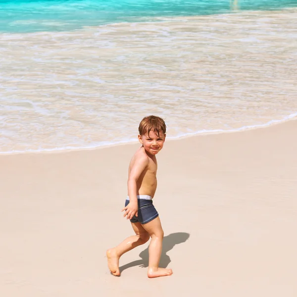 Játék a strand fiú — Stock Fotó