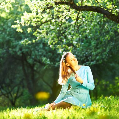 Kadın elma çiçekleri arasında