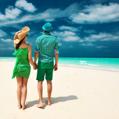 İki yeşil bir Beach Maldivler içinde
