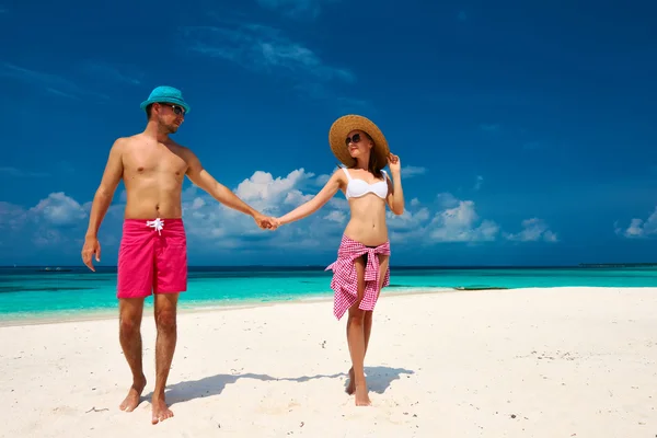 Casal em uma praia tropical — Fotografia de Stock