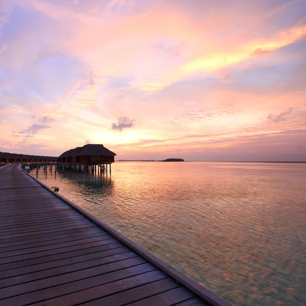 Coucher de soleil sur la plage des Maldives — Photo