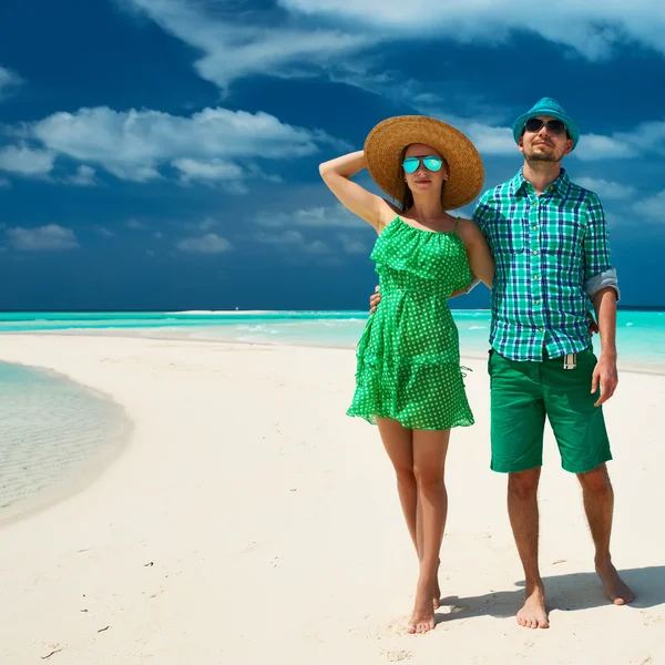 Par i grönt på en strand på Maldiverna — Stockfoto