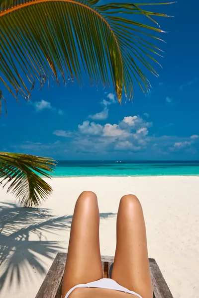 Жінка на пляжі лежить — стокове фото