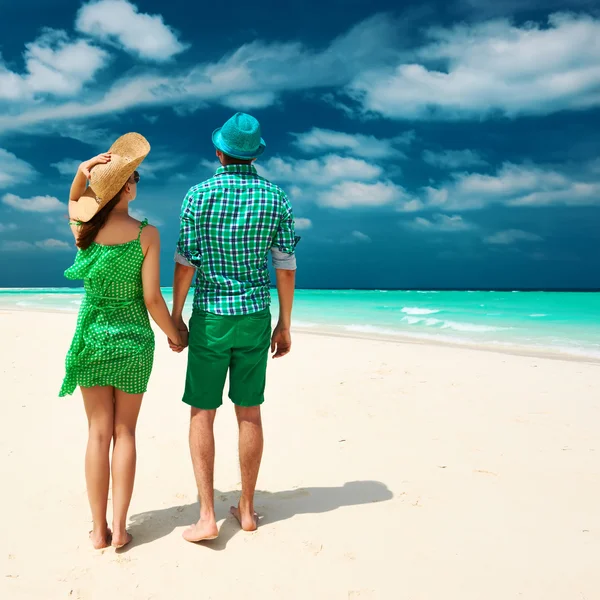 Casal em verde em uma praia em Maldivas — Fotografia de Stock