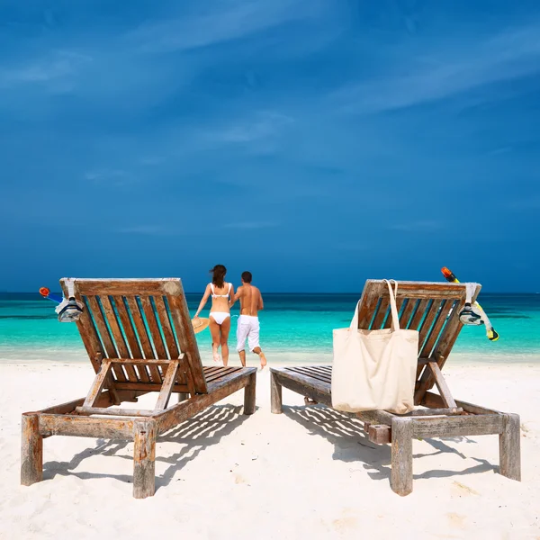 Couple in white running — Stock Photo, Image