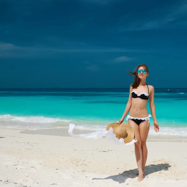 Kvinna i bikini på stranden — Stockfoto