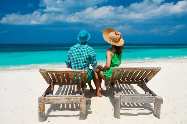 Casal em verde em uma praia em Maldivas — Fotografia de Stock