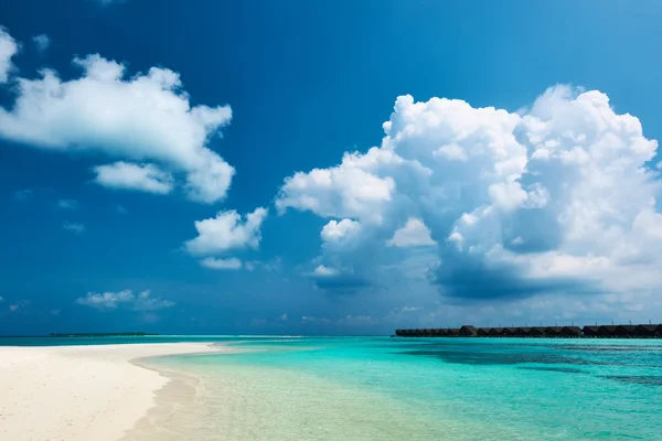 Piękna plaża z sandspit — Zdjęcie stockowe