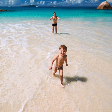 Küçük çocuk ve babası sahilde