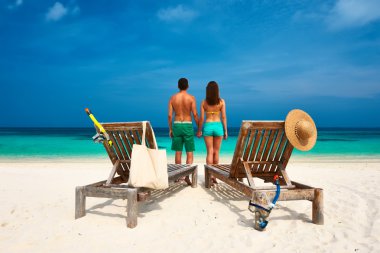 Maldivler kumsalda Çift