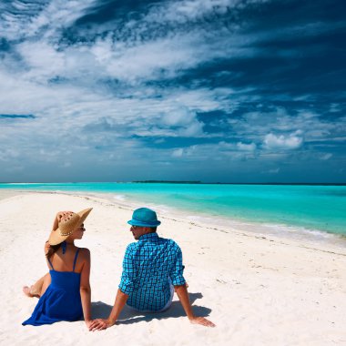 Maldivler plaj üzerinde çift