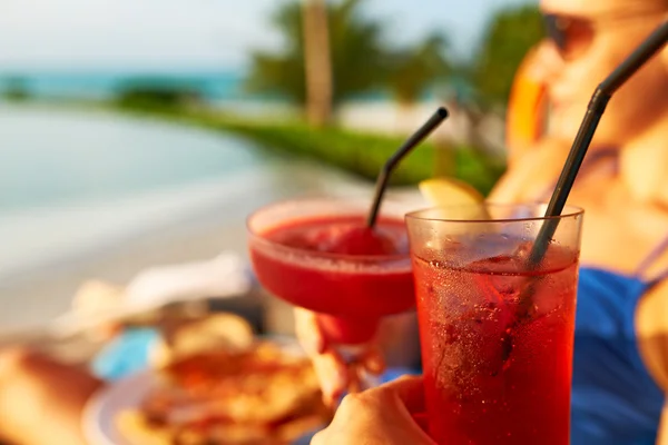 Paar rammelende bril met cocktails — Stockfoto