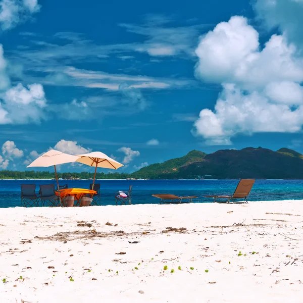 Picknickbord och stolar på stranden — Stockfoto