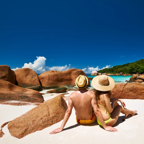 Casal sentado na praia — Fotografia de Stock