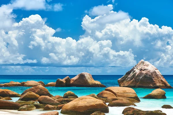 Красивый пляж на Сейшельских островах — стоковое фото
