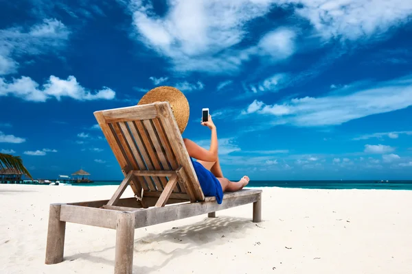 Mulher com telefone celular — Fotografia de Stock