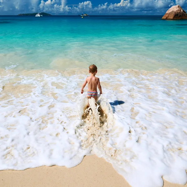 Bambino ragazzo che gioca sulla spiaggia — Foto Stock